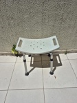 Banco para banho com regulagem de altura. Medindo 51cm x 31cm x 55cm max x 41cm min.