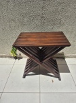 Linda mesa retangular dobrável em madeira nobre. Medindo 58cm x 36cm x 53cm de altura.