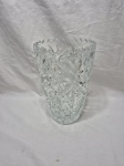 Lindo vaso floreira em vidro pesado, ricamente moldado. Medindo 19cm x 30cm de altura.