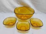 Bowl com 3 cumbucas em vidro marrom quadrado. Medindo o bowl 21cm x 21cm x 11,5cm e a cumbuca 11cm x 11cm x 5,5cm de altura.