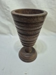 Lindo cachepot em madeira nobre entalhada. Medindo 13,cm x 25cm de altura.