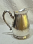Linda jarra de suco, água em prata 90 com relevos na alça. Medindo 20cm de altura. Leve desgaste no banho.