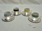Jogo de 4 xícaras de café em porcelana colorida com suporte e pires em prata 90. Medindo a xícara 4,5cm x 5cm de altura.