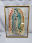 Quadro com imagem de Nossa Senhora da conceição com moldura em metal e vidro frontal. Medindo 50cm x 37,5cm. Leve trinca na barte inferior direita.