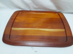 Bandeja retangular em madeira bicolor. Medindo 55cm x 39cm.