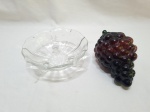 Lote de fruteira e enfeite de cacho de uvas em vidro. Medindo a fruteira 16,5cm x 6,5cm de altura.