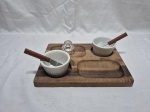 Lote de petisqueira em madeira com recipientes de porcelana. Medindo 26cm x 20cm.