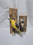 Lote de 2 enfeites de pássaros em tronco para decoração.  Medindo 32cm de altura.