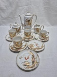Lindo jogo de café em porcelana oriental composto de bule, leiteira, açucareiro, 5 xícaras e 6 pires. porcelana bule com bicado.