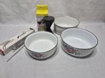 Lote de 3 bowls em metal com descascador de frutas e legumes. Medindo o bowl maior 19cm x 8cm de altura.