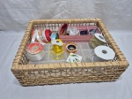 Lote de cesta, organizadores em plastico e utensílios para artesanato. Medindo 41cm x 33cm x 13cm de altura.