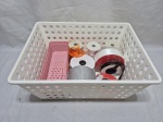 Lote de cesta, organizadores em plastico e utensílios para artesanato. Medindo 38cm x 29cm x 17cm de altura.