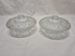 Par de compoteiras em vidro moldado. Medindo 18cm x 5cm de altura.