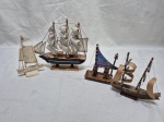 Lote de 4 barquinhos decorativos, sendo 1 em osso e os outros em madeira. Medindo o maior 18cm de altura.