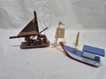 Lote de 3 barquinhos decorativos, sendo 1 em osso e os outros em madeira. .Medindo o maior 18cm de altura.