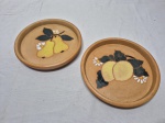 Par de pratos decorativos em cerâmica. Medindo 17cm de diâmetro.
