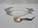 Lote de molheira em acrílico jateado com concha em madrepérola.  Medindo 34cm x 14cm x 6cm de altura.