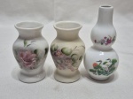 Lote de 3 mini vasos em porcelana branca com estampa floral. Medindo o maior 10cm de altura.