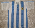 RELIQUIA.  CAMISA DA ARGENTINA ASSINADA POR DIEGO MARADONA.. 1995.