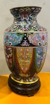 Antigo e raro vaso em Cloisonné, todo em bronze, pintado a mão com cenas orientais e filetes de ouro