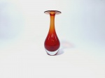 Escultura em murano na coloração vermelha. Medidas: 9cm circunferência x 13,5cm altura.   Por se tra