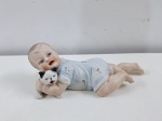 Piano Baby - Escultura em biscuit alemão policromado, século XIX, representando "criança com gat