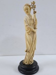 Escultura em marfim. Medidas: 35 cm altura x 12 cm largura x 12 cm comprimento.     Por se tratar de