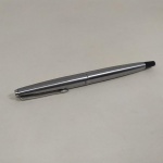 CANETA tinteiro da marca PARKER, corpo inteiro de aço inox, fabricada no Brasil. Necessita o tubo de carga de tinta. Sem Garantia de funcionamento.