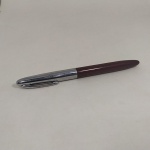 CANETA tinteiro da marca SHEAFFERS na cor Vinho com tampa prateada. Sem Garantia de funcionamento.