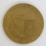 NUMISMÁTICA MEDALHAS - MEDALHA comemorativa aos 44 Anos de Existência do FUTEBOL de SALÃO - São Paulo - Brasil (1.930 / 1.974). Gravado no verso: Associação Cristã de Moços de São Paulo / Federação Paulista de Futebol de Salão. Mede aprox. 5 cm de diâmetro.