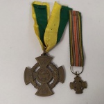 MILITARIA - MEDALHA e MINIATURA POLA LEI E POLA GREI - REVOLUÇÃO CONSTITUCIONALISTA DE 32. Concedida aos Veteranos da Revolução de 1932 que participaram das linhas de combates ou em serviços de retaguarda ao lado do Exército Constitucionalista.