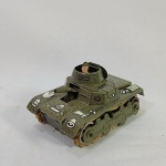 BRINQUEDO ANTIGO DE LATA - TANQUE DE GUERRA funciona a corda (não inclui chave) e tem faísca no canhão fabricado Pela GAME na antiga Alemanha Oriental. Mede 9cm de comprimento. As esteiras, embora originais, apresentam folgas, com a consequente dificuldade de funcionamento.