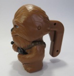 COLECIONISMO - LANTERNA formato da cabeça do CHEWBACCA personagem da saga Guerra nas Estrelas. Ao abrir a boca pressionando a alavanca junto ao suporte, a lanterna ascende. Funcionando.