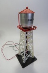 COLECIONISMO FERROVIÁRIO - TORRE DE ÁGUA  com Iluminação (Bedford Blinking Light Water Tower). Na Caixa original com desgastes. Fabricado em Taiwan. Sem testes de funcionalidade.