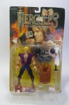 COLECIONISMO (31) - CARTELA GRAMPEADA - BONECO IOLAUS CATAPULT BATTLE GEAR - da série HÉRCULES. Aparentemente com todos os acessórios. Fabricação ToyBiz. A cartela mede aprox. 30,5 cm de altura.