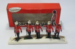 COLECIONISMO - Lote contando 05 (cinco) SOLDADOS INGLESES na base de chumbo, fabricados no Uruguai pela Barbarroja. Os braços que seguram as armas são removíveis. Na caixa original. O plástico que exibe as miniaturas está danificado, não afetando em nada a caixa ou os Soldados.