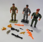 COLECIONISMO - Lote com 03 (Três) BONECOS MILITARES da série S.O.S. COMANDOS. O Lote inclui vários acessórios. Ausência da base de um dos bonecos.