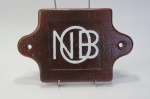 COLECIONISMO FERROVIÁRIO - Placa de identificação da Estrada de Ferro NOROESTE DO BRASIL (NOB). Feita em Metal. Existe uma numeração na parte inferior. Acreditamos ser uma reedição repintada. Mede aprox. 23 cm de comprimento.