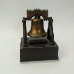 COLECIONISMO - COFRE / COFRINHO alusivo ao SINO DA LIBERDADE, símbolo da Revolução Americana. Feito em ferro fundido, o Sino é funcional. A base mede aprox. 09 x 7,5 cm. O Sino da Liberdade (em inglês: Liberty Bell) é um sino estadunidense de grande significado histórico situado em Filadélfia, estado da Pensilvânia. Fundido em 1752, o Sino da Liberdade era conhecido como Old State House Bell até 1837, quando foi tido como símbolo do movimento abolicionista. O Sino da Liberdade talvez seja um dos mais notáveis símbolos da Revolução Americana e da subsequente Guerra de Independência, além de estar associado aos conceitos de Nacionalismo e Liberdade permeados na cultura norte-americana. Seu mais famoso toque, em 8 de Julho de 1776, convocou os cidadãos da Filadélfia para a leitura da Declaração da Independência. Antes, já havia soado para anunciar a abertura do Primeiro Congresso Continental, em 1774, e a eclosão da Batalha de Lexington, em 1775 - (Wikipédia).