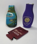 COLECIONISMO - LOTE COM 03 (Três) camisas para bebidas - Duas delas para pequenas garrafas e uma para latinha. 