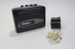 COLECIONISMO - RÁDIO e REPRODUTOR de FITA DE AUDIO (K7), da marca AIWA (STEREO RADIO CASSETE PLAYER TX310). Acompanha fone de ouvido necessário da audição do reprodutor de fita K7. O PLAYER está funcionando e sem garantia futura. O sistema de Rádio necessita revisão, pois não está funcionando. No Display aparece somente as letras AM e não é possível acertar o relógio.