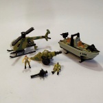 COLECIONISMO - Lote de VEÍCULOS MILITARES (HELICÓPTERO e LANCHA), ambos da MATCHBOX. Acompanha o lote duas figuras humanas e um canhão sem identificação do fabricante.