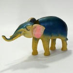 COLECIONISMO - ANTIGO ELEFANTE de CELULOIDE fabricado no Japão. Originalmente a cabeça deveria balanças. Atualmente ela encaixa no corpo com o auxílio de um parafuso. 