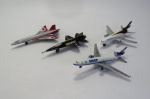 COLEIONISMO - Lote dom 04 (quatro) aviões - Três deles comerciais das cias. VASP (sem identificação do fabricante), da WORLDWIDE SERVICES (da Matchbox), e da HYPERSONIC AIR TRANSPORT (da Matchbox) faltando a roda dianteira, e por último um JATO MILITAR (US AIR FORCE) North American X-15.