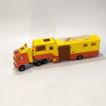 COLECIONISMO - CARRETA de TRANSPORTE DE CARGA VIVA (RODEO TEXAS) - fabricada na França pela MAJORETTE, escala 1:60. Ausência do espelho retrovisor do lado da passageiro. O engate do Cavalo que prende a Carreta está danificado, não sendo possível fixar a carreta. Feitos em Metal e Plástico. 