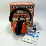COLECIONISMO - RÁDIO FONE DE OUVIDO (AM-FM HEADPHONE RADIO SOLID STATE). Marca WINSTON. Na Caixa original. Funcionando em AM/FM. Utiliza uma bateria 9 Volts (inclusa). Ausência da tampa plástica que segura a Bateria na lateral do fone de ouvido. Acompanha Manual de Instruções.