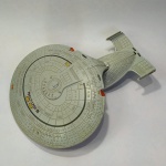 COLECIONISMO - NAVE ESPACIAL - STAR TREK (Vintage 1992 Star Trek Next Generation NCC-1701-D Sound Works.). SOM FUNCIONANDO - utiliza 03 (três) pilhas do tipo `AA`. Ausência dos foguetes laterais.