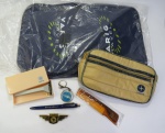 COLECIONISMO - MEMORABILIA AÉREA - LOTE com Itens da extinta VARIG - CIA. DE AVIAÇÃO. O lote é composto por uma BOLSA acondicionada em sacola plástica lacrada; CANETA esferográfica com os logos da VARIG BRASIL; BREVÊ da Varig, em material plástico, destinado ao uso dos comissários de bordo; CHAVEIRO da VARIG; NECESSAIRE da Varig contendo em seu interior um PENTE lacrado e um aparelho de barbear da Gilette, em estojo personalizado da Varig.  