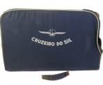 COLECIONISMO - MEMORABILIA AÉREA - ANTIG MALA / MALETA de mão da extinta Cia. Aérea CRUZEIRO DO SUL. Apresenta desgastes no lado direito, dificultando o fechamento total do zíper. A Alça danificada acompanha o lote.  