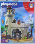 COLECIONISMO - PLAYMOBIL GEOBRA na CAIXA ORIGINAL LACRADA- PLAYMOBIL FORTALEZA PIRATA - código 4294. A caixa mede aprox. 49,5 x 39,5 x 17,5 centímetros. Vide fotos com lacres originais Playmobil. As peças estão soltas no interior da caixa - sem garantia do conteúdo em razão dos lacres existentes na caixa.